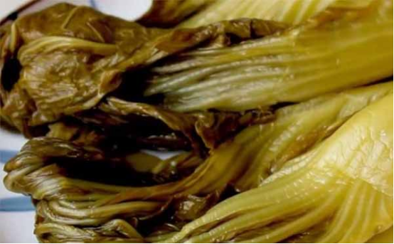 插旗菜业出口酸菜用食品X光机检查，却把脚踩的供给国内