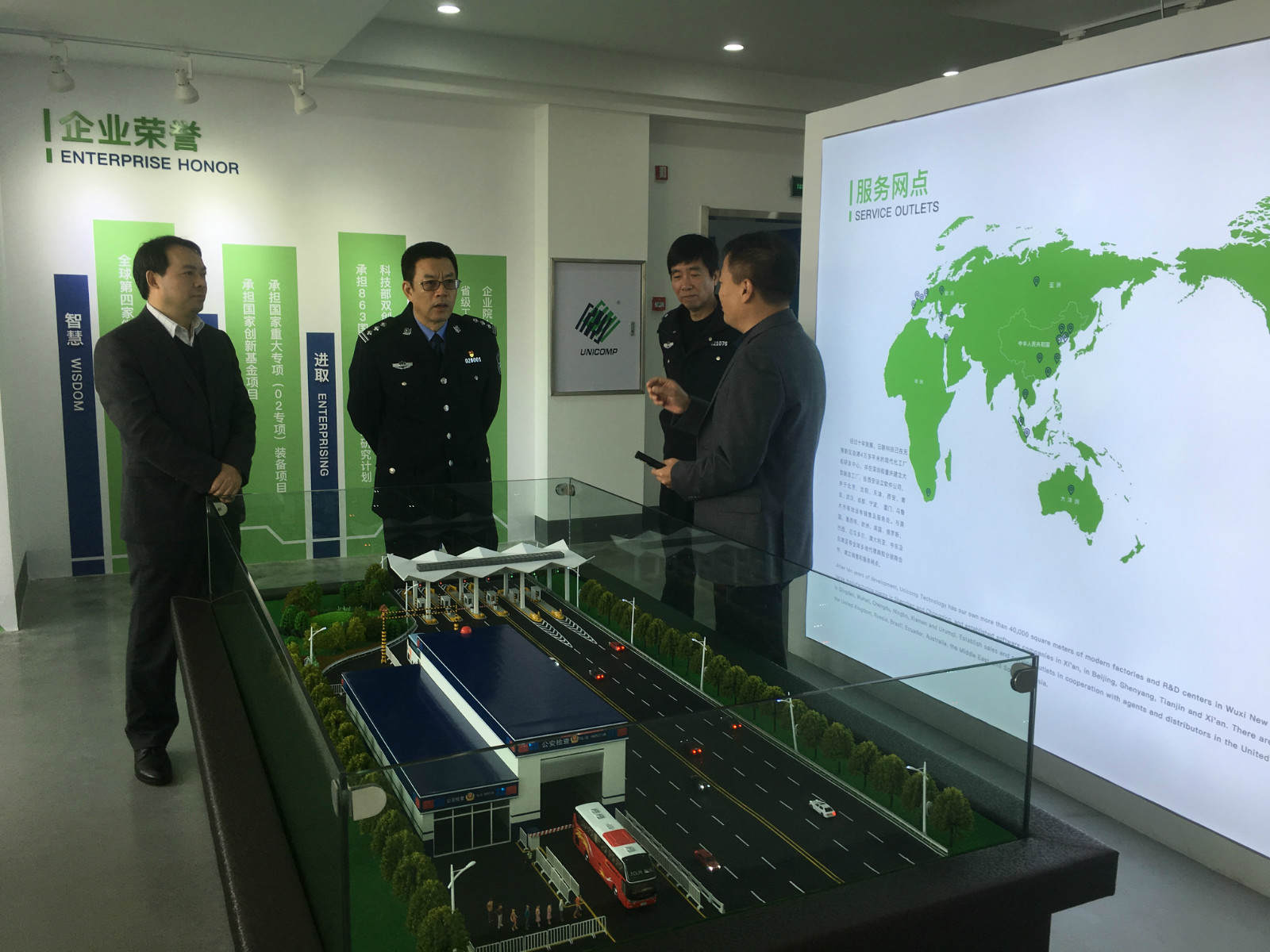 热烈欢迎新吴区副区长、区公安局长丁旭东莅临日联科技参观调研！