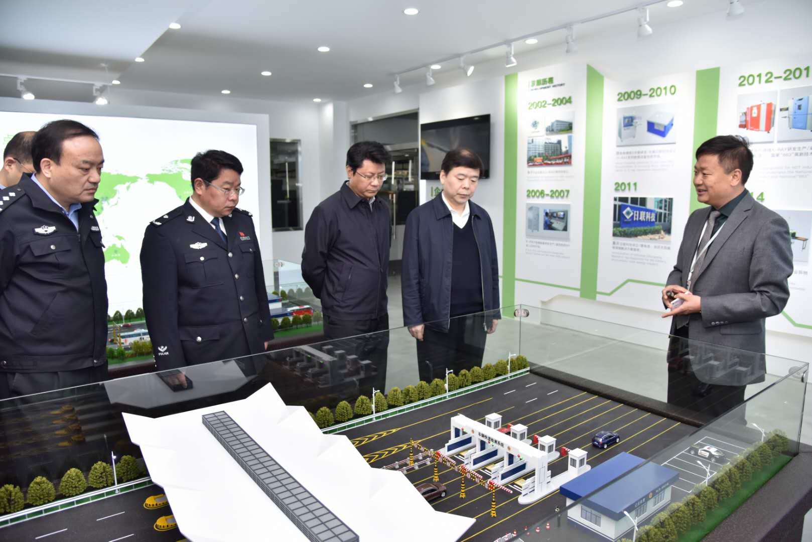 热烈欢迎无锡市领导谢晓军携队莅临日联科技指导工作！