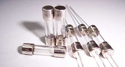 保险丝使用什么设备进行检测？